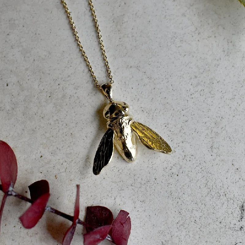 Jewelry Sale Alert – Shop Timeless Elegance Today 14ky Sculptural Bee Necklace