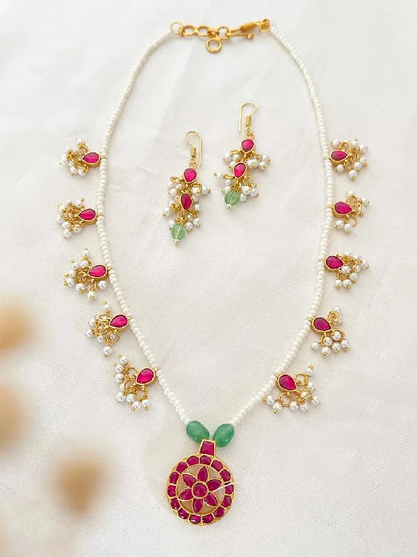 Get The Best Deals On Timeless Jewelry Pieces Star Shaped Pendant Studded Kundan Jadau Necklace Set Get The Best Deals On Timeless Jewelry Pieces Star Shaped Pendant Studded Kundan Jadau Necklace Set